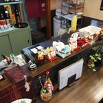四季のおもてなし 兼八 - カウンター席(商売繁盛の置物が沢山！！！)