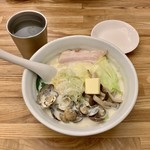 らーめん月の兎影 - 豆乳潮ラーメン(¥950) 満月(味玉)→半ゆでキャベツ変更