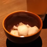 Koshitsu Sumibi To Nihonshu Ginsuke - つきだしは里芋と大根の炊いたん