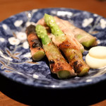 個室 炭火と日本酒 吟助 - 野菜巻き串の
            豚バラアスパラ巻き