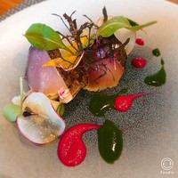 レストラン グリシーヌ・ヌフ - 前菜。マナガツオのタタキ。
                    ビーツとモロヘイヤのソースで色鮮やか(*ﾟдﾟ*)
                    タタキ、身が分厚くプリプリっ！