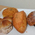 北欧倶楽部 - 左から　くるみ：カレー：明太子フランス：チョコデニッシュ