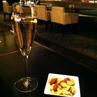 ロビーラウンジ 「マーブルラウンジ」 ヒルトン東京 - Moet Imperial Brut Glass \1,800-☆