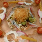 産直青魚専門 新宿 御厨 - 見た目も美しい鰯とそうめんカボチャのサラダ。斬新で美味い！