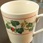 六花亭 - 六花亭の模様が入ったマグがたくさん積まれてて、何かな？と思っていたら珈琲は無料サービスなんだそう。コーヒーサーバーからセルフで入れるようになってました。【注】現在はこのサービスは終了しているようです。