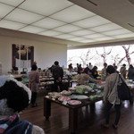 六花亭 - 店内には六花亭のスイーツやグッズがずらりと並べられてるよ。六花亭と言えばマルセイバターサンドが有名だけど見たことがないスイーツがここでは色々売られてて現地でないと買えないスイーツが手に入るのは嬉しいね