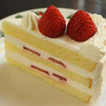 六花亭 - 北海道は生クリームが美味しいって言うけど、
      このケーキのクリームもほんとに美味しいよ～
      甘すぎずさっぱりしていて、いくつでも食べられそうです。