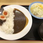 松屋 - 松屋の期間限定の味玉オリジナルカレー並450円に野菜サラダ110円。