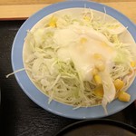 松屋 - 野菜サラダにはフレンチドレッシングをかけていただきます！