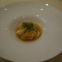 ガストロノミー ジョエル・ロブション - 萩直送甘鯛　うろこ付きで香ばしく焼き、百合根と島根県益田市産柚子のナージュに浮かべて