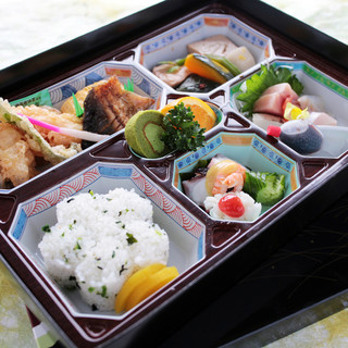 Spring outing season takeaway Bento (boxed lunch)