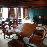 Javajava - 座敷にテーブルが置かれています。