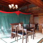 Javajava - 蚊帳が吊られているテーブルも有り、