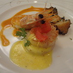 カジュアルフレンチ アミューズ - フレッシュ鮑のムニエル、北海道産帆立貝のソテー、天使海老の白ワイン蒸し