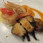 カジュアルフレンチ アミューズ - フレッシュ鮑のムニエル、北海道産帆立貝のソテー、天使海老の白ワイン蒸し