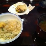 日本料理 晴山 - 鱈子とセリの炊き込みご飯、いぶりがっこと白菜漬物、止め腕