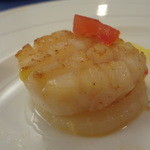 カジュアルフレンチ アミューズ - 北海道産帆立貝のソテーサフランソース