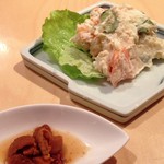 浜勢 - 付出しの雲丹煮付、名物の自家製ポテトサラダ