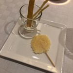 リストランテツヅキ - グリッシーニとチーズ焼き