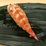 寿司処 やまざき - おまかせ６０００円。車海老。本来はボタンエビのようですが、事前に、海老は火の通ったもので、とお願いしました。旨味たっぷりで、満足の一品です（╹◡╹）