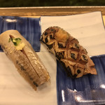 寿司処 やまざき - おまかせ６０００円。イワシ。半身の半分を生で、残りを炙りで提供されました。炙りの芸が細かいですね( ◠‿◠ )。それぞれ、とても美味しくいただきました（╹◡╹）