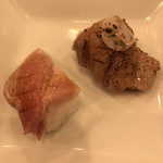 寿司処 やまざき - おまかせ６０００円。大トロ。カットして、半分は炙っての提供です。ニュージーランド産の生インドマグロだそうです。炙りは、柔肉に限りなく近い味わい。どちらも、とても美味しかったです（╹◡╹）