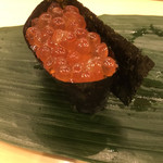 寿司処 やまざき - おまかせ６０００円。いくら。醤油漬けのものを軍艦巻きでいただきます。粒が大きくて口の中で弾けます。普通に美味しかったです(^｡^)