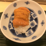 寿司処 やまざき - おまかせ６０００円。うに。握りで提供されました。少し握り方が固めでした。。。店主さんならもっと口溶けよく握られたと思いますσ(^_^;)
      味は、とても美味しかったですよ（╹◡╹）