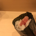 寿司処 やまざき - おまかせ６０００円。とろたく手巻き。
      これ、絶品でした（╹◡╹）
      ミナミマグロの美味しさ満開（╹◡╹）という感じでした（╹◡╹）