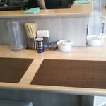 宍道湖しじみ中華蕎麦 琥珀 - カウンター席は一度に6名まで