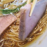 宍道湖しじみ中華蕎麦 琥珀 - 適度な厚みがあって周りは炙ってる感じ(*´艸｀)