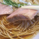 宍道湖しじみ中華蕎麦 琥珀 - 一枚一枚が適度な重みもあってチャーシューの存在感も充分ある