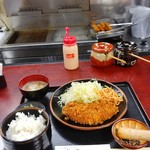 かつ廣 - ロースカツ定食830円(税込)。