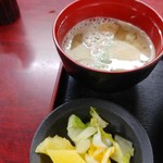 かつ廣 - 味噌汁と漬物。