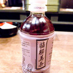 一蘭 - 昔はコップで出てきていたのですが、チェーン展開し始めて、なんとペットボトルになった一蘭オリジナル「脂解美茶」200円。