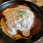 カフェメルス - 鉄板ミートスパゲッティのホワイトソースがけ