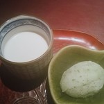 赤坂 渡なべ - 大葉のシャーベット、白いコーヒープリン
