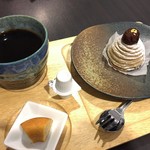 ジャンヌダルクカフェ - 「白山（しらやま）」（モンブラン）、ブレンドコーヒー