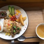 CAFE&SHOP Lotus Land - 2019/07/17
                        今週のおまかせ 550円
                        【夏野菜たっぷり！アジアンプレート】
                        ・トマトライスと大豆ミートそぼろ
                        ・目玉焼き
                        ・大なすの厚切りステーキ
                        ・ピリ辛ポテトフライ
                        ・オニオンスープ