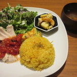 Ano.cafe - たっぷり野菜と蒸し鶏のトマトソースがけ＆シーフードライス　950円