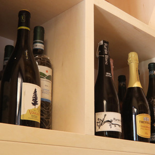 約100種類常備！イタリアワインだけでなく自然派ワインも有り