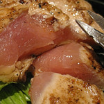 炭火焼専門食処 白銀屋 - 大山鶏の刺身ステーキ　断面