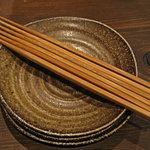 Sumibiyaki Senmon Shokudokoro Shiroganeya - 箸と分け皿