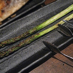 炭火焼専門食処 白銀屋 - アスパラ焼き（二本）三百五十円