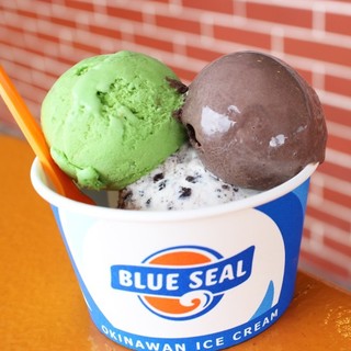 沖繩的代表就是藍鑽冰淇淋，口味選擇多樣！