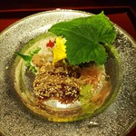 馳走なかむら - 鱧湯引き、マグロの漬け、むつの昆布締め(胡瓜の葉の下)