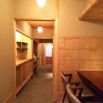 馳走なかむら - カウンターから入口を見て