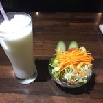 マヤレストラン - 日替わりカレーとセットのサラダとラッシー