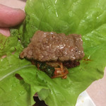 花門 - キムチ、辛味噌とアカミを包んで