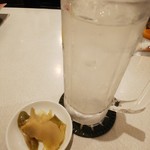 中国菜館 岡田屋 - レモンサワーとザーサイ